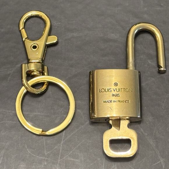 Authentic Louis Vuitton Brass Lock&key #323 W/ New Unbranded Gold Tone Key Chain - Picture 5 of 7